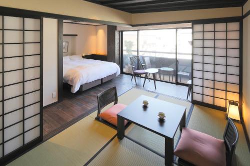 Postel nebo postele na pokoji v ubytování Kyomachiya Ryokan Sakura Urushitei