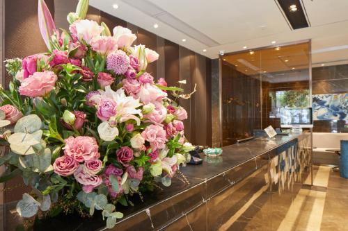 a large bouquet of pink flowers in a lobby at INSAIL Hotel (Shenzhen Dongmen Branch) in Shenzhen