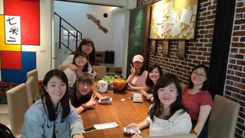 a group of people sitting around a table at 7m2民宿 #免費停車 #慶修院 in Jian