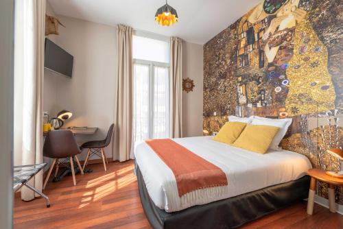 a bedroom with a bed and a desk in a room at Hôtel Cecil Adults only in Juan-les-Pins
