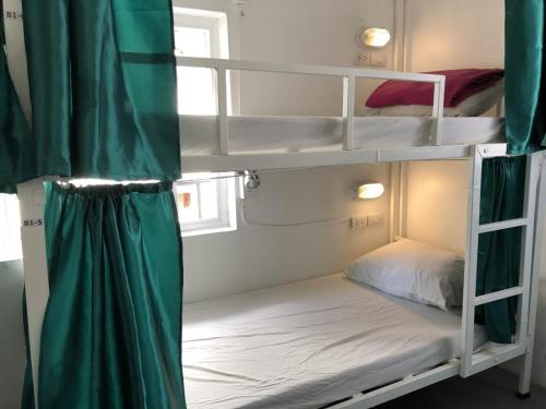 Кровать или кровати в номере PLOY Hostel