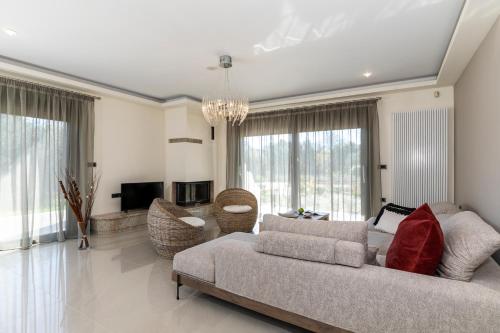 羅德城的住宿－La Luna Villa，带沙发和椅子的客厅