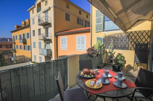 une table avec un bol de fruits sur un balcon dans l'établissement La Providence Nice, à Nice