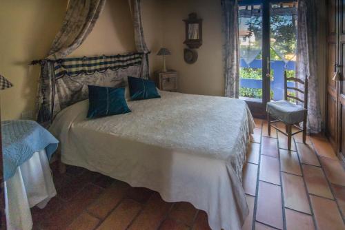 une chambre avec un lit avec des oreillers bleus dessus dans l'établissement CASA-CORSA chambre d'hote, à Cervione