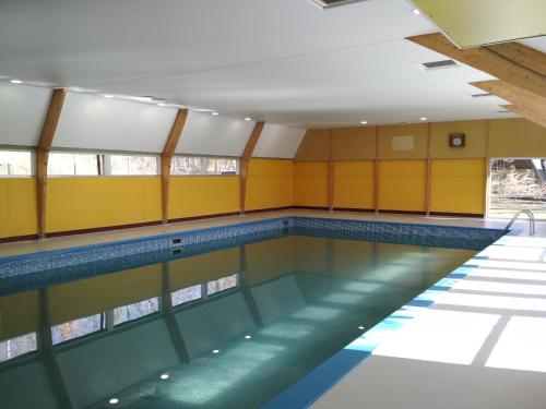 an empty swimming pool in a building at ArdennenVakantieBungalow in Durbuy