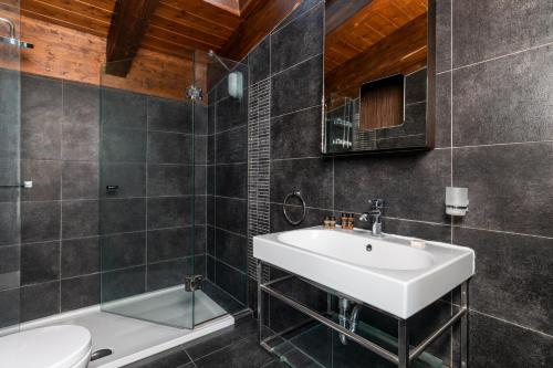 羅德城的住宿－La Luna Villa，浴室配有盥洗盆、卫生间和浴缸。
