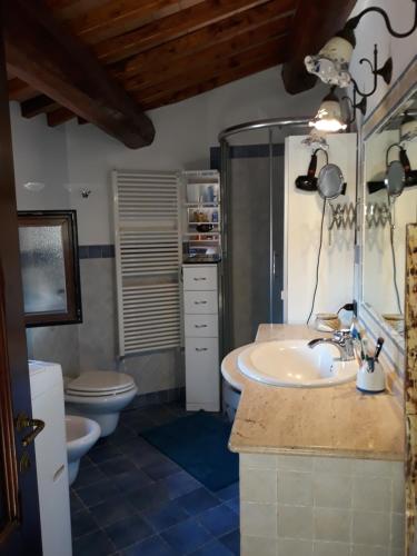 een badkamer met een wastafel en een toilet bij Casa del 1000 Alloggio locato per fini turistici in Canino