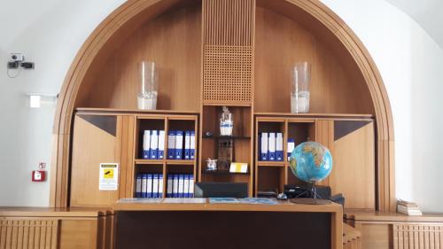 a library with a book shelf and a desk with a globe at Seven Hostel & Rooms in Sant'Agnello
