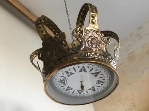 a crown on top of a clock with a chain at Hotel Fresena in Baltrum