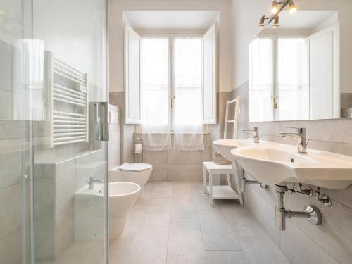 uma casa de banho com 2 lavatórios e 2 WC em B&B Palazzo Merello em Cagliari