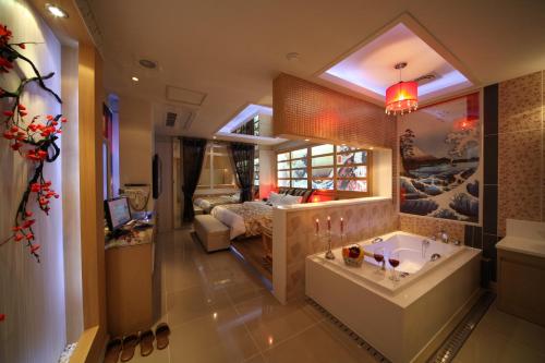 1 dormitorio y baño grande con bañera. en Esia hotel en Daegu