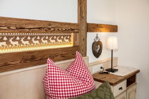 a room with two red and white pillows and a desk at Apart Angela in Mayrhofen