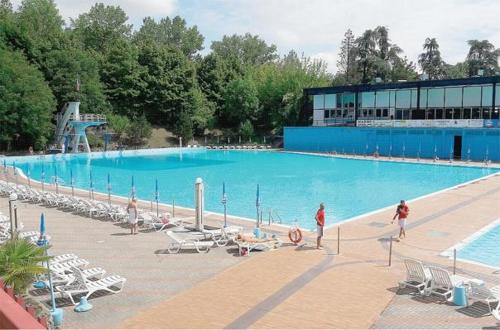 duży basen z chodzącymi ludźmi w obiekcie Castello di Trisobbio w mieście Trisobbio