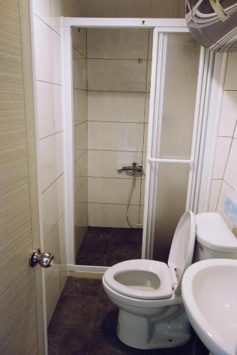 a bathroom with a toilet and a sink at 芹壁德順號民宿Chinbe D S House B&B in Beigan