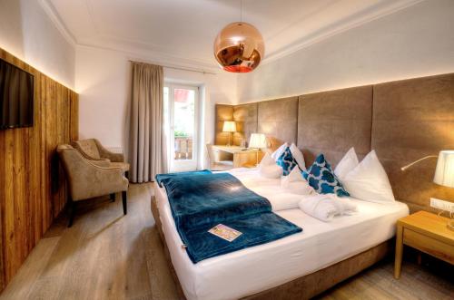Ένα ή περισσότερα κρεβάτια σε δωμάτιο στο Stroblhof Active Family Spa Resort