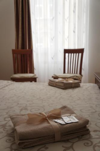 リヴィウにあるPeka Apartmentのベッド(毛布、弓付)