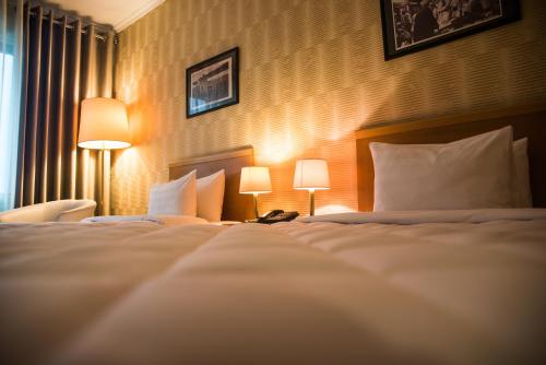 Llit o llits en una habitació de Tirana International Hotel & Conference Center