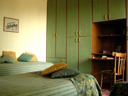 una camera con due letti e pareti verdi di Villa Caterina B&B a Nicolosi