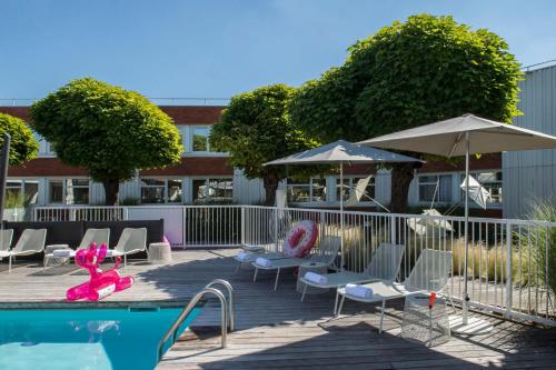 Novotel Lyon Bron Meeting & Eventsの敷地内または近くにあるプール