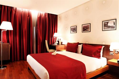 Een bed of bedden in een kamer bij Tirana International Hotel & Conference Center