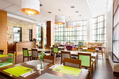 A restaurant or other place to eat at Mercure Warszawa Airport