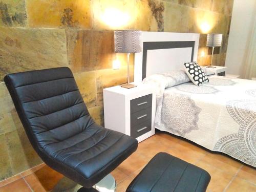 1 dormitorio con cama, silla y escritorio en VILLA VICKY PEÑISCOLA, chalet pareado, en Peñíscola