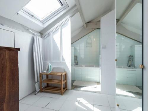 une salle de bain avec une baignoire, un lavabo et une fenêtre dans l'établissement Les Citronniers, à Villefranche-sur-Mer