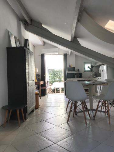 une cuisine avec une table et des chaises dans une pièce dans l'établissement Les Citronniers, à Villefranche-sur-Mer