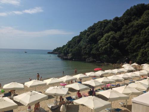 a bunch of white umbrellas on a beach at Grand Hotel Il Ninfeo in Gaeta