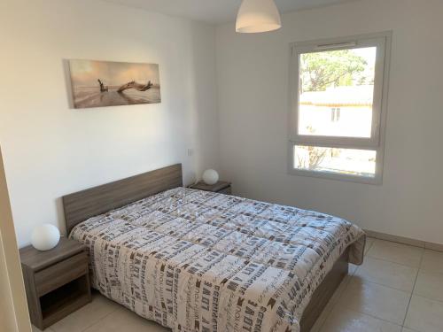 a bedroom with a bed and a window at Appartement 4 chambres LE BAIA in Sainte-Maxime