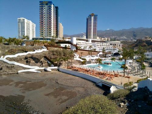Blick auf ein Resort mit Pool und Gebäuden in der Unterkunft The Pradise of Ana Vemar Exclusive Apartament in Playa Paraiso