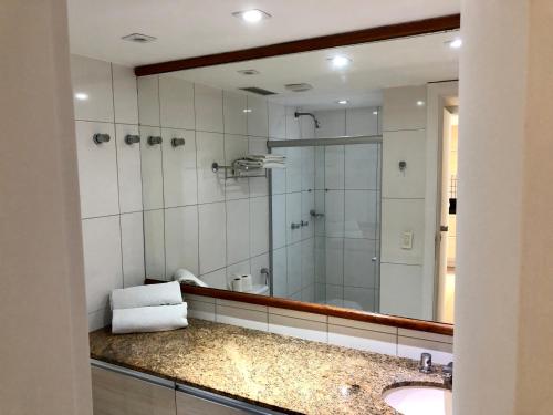 サルバドールにあるOndina Apartの洗面台と大きな鏡のあるバスルーム