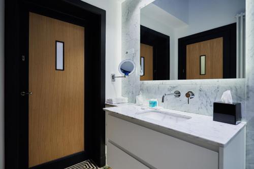 Bilik mandi di B&B Suites 124
