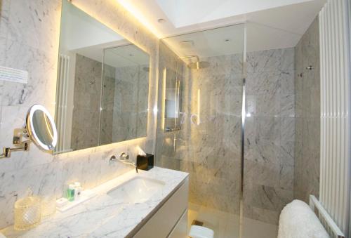 Bilik mandi di B&B Suites 124