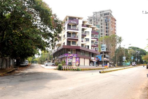 an empty street in front of a tall building at Single Sharing Bedroom in Two ROOM APARTMENT in Udupi