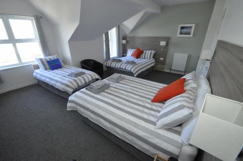 A bed or beds in a room at Causeway Bay Guesthouse Portrush