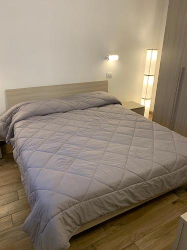 sypialnia z dużym łóżkiem z białą kołdrą w obiekcie Ca du Sergio - Il Mesco w mieście Levanto