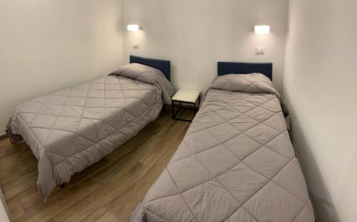 two beds in a small room with aermottermottermott at Ca du Sergio - Il Mesco in Levanto