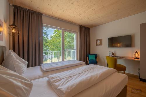 A bed or beds in a room at Hotel Katamaran