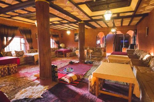 a large living room with couches and a table at Maison berbère in Ouarzazate