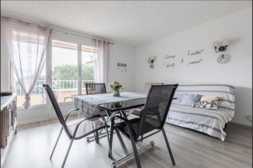 une chambre avec une table, des chaises et un lit dans l'établissement Cassis centre- Entre Falaise et Port, à Cassis