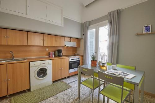 - une cuisine avec une table et un lave-linge dans l'établissement Bright Bright B Central Apartment with Balcony, à Thessalonique