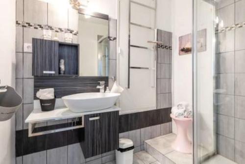 une salle de bain avec un lavabo, une douche et des toilettes dans l'établissement Cassis centre- Entre Falaise et Port, à Cassis