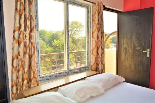 เตียงในห้องที่ Pretty Garden View Apartment 3BHK Furnished Flat near Kashi Vishwanath Temple
