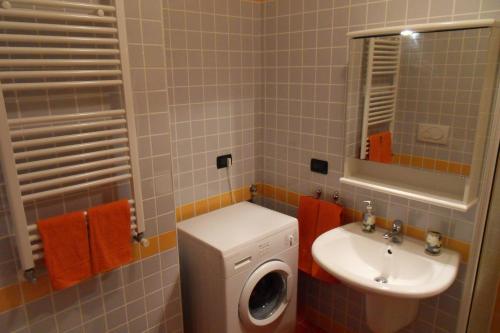 a bathroom with a washing machine and a sink at Appartamento Madonnina in Trieste