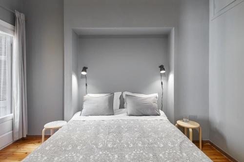 - une chambre blanche avec un grand lit et 2 tables dans l'établissement Bright Bright B Central Apartment with Balcony, à Thessalonique