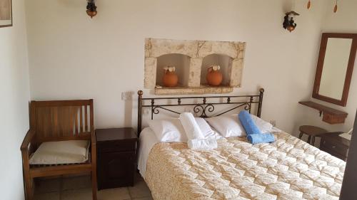 1 dormitorio con 1 cama con 2 toallas en Michalis Anoyia Traditional Stonehouse, en Káthikas