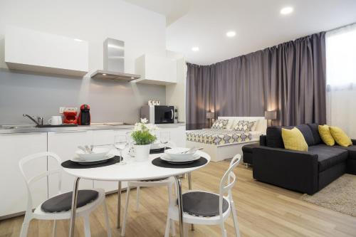 Kuchyňa alebo kuchynka v ubytovaní Apartment Aspalathos Centar - City center, a few minutes' walking distance to the UNESCO Palace, parking lot in front of the apartment
