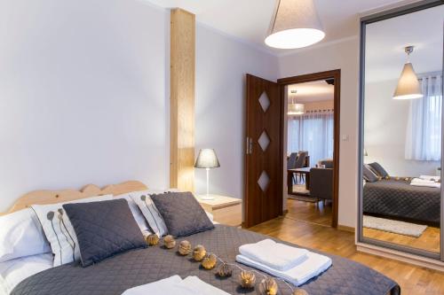 Ένα ή περισσότερα κρεβάτια σε δωμάτιο στο Apartament Sielanka, basen Kościelisko