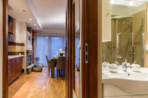 Ένα μπάνιο στο Apartament Sielanka, basen Kościelisko